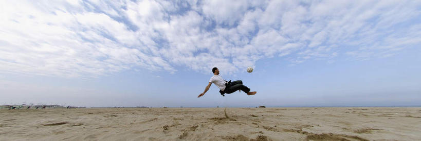 西方人,一个人,跳,伸展双臂,横图,室外,白天,侧面,足球,沙滩,欧洲,欧洲人,仅一个男性,仅一个人,踢,阴影,服装,裤子,光线,沙子,影子,海岸,水平线,云,云朵,辽阔,足球装备,海平线,沙地,半空,训练,云彩,扭头,牛仔裤,休闲装,光脚,运动器械,仅一个年轻男性,衣服,蓝色,白云,蓝天,天空,阳光,天,转头,休闲,广阔,赤脚,休闲服,踢球,健身器械,服饰,晴朗,一望无际,练习,健身器材,蹴鞠,无边无际,一马平川,操练,实习,足球运动,男人,男性,年轻男性,白种人,海滩,晴空,敞开双臂,伸开双臂,跳跃,展开双肩,张开手臂,张开双臂,彩图,全身,水天相接,水天一线,运动器材