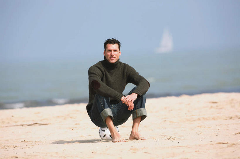 西方人,一个人,坐,笑,微笑,露齿笑,横图,室外,白天,正面,足球,沙滩,欧洲,欧洲人,仅一个男性,仅一个人,阴影,服装,裤子,朦胧,模糊,光线,沙子,影子,海岸,云,云朵,足球装备,沙地,训练,云彩,注视,牛仔裤,休闲装,光脚,运动器械,仅一个年轻男性,衣服,蓝色,白云,蓝天,天空,阳光,天,观察,看,休闲,赤脚,休闲服,健身器械,搭,服饰,晴朗,观看,察看,练习,搭着,关注,健身器材,蹴鞠,操练,实习,足球运动,男人,男性,年轻男性,白种人,海滩,晴空,坐着,彩图,全身,运动器材