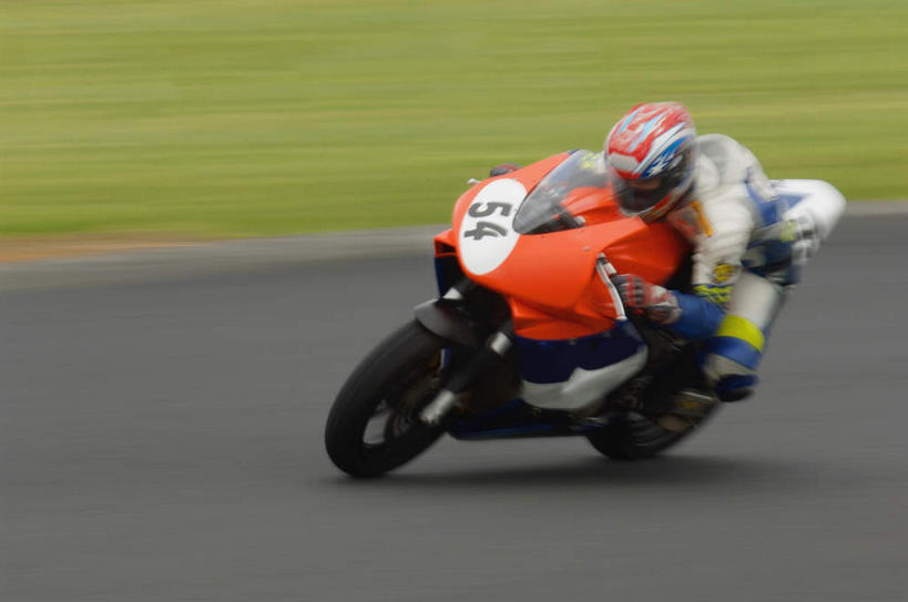 东方人,一个人,坐,横图,俯视,室外,白天,运动服,锻炼,快乐,安全,比赛,运动,竞争,草地,草坪,植物,摩托车,赛车,帽子,亚洲,仅一个男性,仅一个人,朦胧,模糊,头盔,防护,倾斜,注视,黄种人,娱乐,车,草,仅一个年轻男性,骑,绿色,安全帽,手套,交通工具,观察,看,趴着,骑车,休闲,抓,护膝,观看,保护,察看,抓着,体育运动,护肘,关注,载具,赛道,保险,歪斜,赛场,保全,周全,安稳,安定,防护手套,平安,体育,男人,男性,年轻男性,亚洲人,趴,坐着,彩图,高角度拍摄,全身,健身