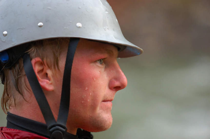 西方人,脸,头,脸颊,一个人,站,横图,室外,特写,白天,侧面,运动服,水,帽子,欧洲,欧洲人,仅一个男性,仅一个人,阴影,服装,朦胧,模糊,光线,头盔,液体,影子,水滴,注视,休闲装,仅一个年轻男性,衣服,阳光,安全帽,绳子,观察,看,站着,休闲,休闲服,服饰,汗水,观看,绳索,察看,关注,男人,男性,年轻男性,白种人,头部,脸部,脸蛋,面部,站立,半身,彩图