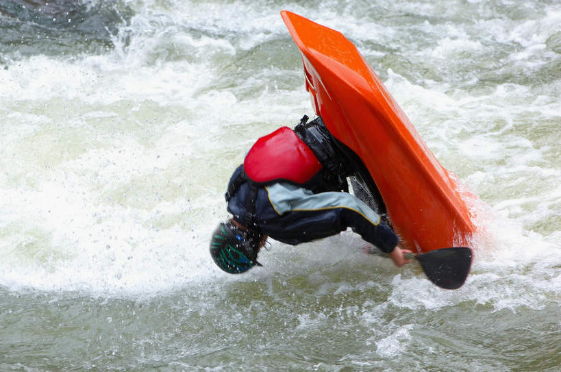 皮划艇,西方人,一个人,坐,横图,俯视,室外,白天,运动服,运动,水,船,帽子,欧洲,欧洲人,仅一个男性,仅一个人,握,阴影,飞溅,服装,朦胧,模糊,溅,光线,头盔,液体,影子,水滴,拿,拿着,休闲装,刺激,水珠,仅一个年轻男性,衣服,阳光,安全帽,交通工具,休闲,休闲服,橙色,握着,服饰,漂流,桨,喷洒,载具,室外运动,户外运动,翻转,冒险,危险,男人,男性,年轻男性,白种人,涧,山涧,溪涧,坐着,彩图,高角度拍摄,全身