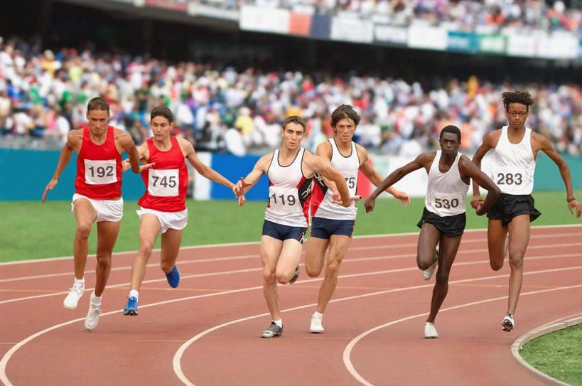 西方人,同事,观众,运动员,体育馆,运动场,跑,横图,室外,白天,正面,运动服,运动鞋,锻炼,快乐,成功,比赛,运动,合作,团队,集体,信心,竞争,草地,草坪,植物,鞋子,欧洲,非洲,黑人,欧洲人,接力,握,短裤,服装,裤子,朦胧,模糊,背心,标志,接力棒,数字,文字,线,字符,跑道,许多人,拿,拿着,注视,娱乐,标识,体育场,队伍,草,衣服,绿色,白色,观察,看,一群人,休闲,握着,阿拉伯数字,服饰,田径场,观看,察看,领导,体育运动,衣着,成就,穿着,关注,赛道,标线,合伙,领袖,运动馆,衣饰,体育,男人,男性,年轻男性,白种人,非洲人,观赏人员,体育运动员,运动选手,跑步,彩图,全身,健身,运动装