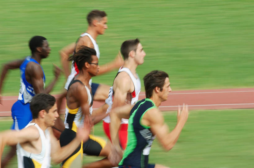 西方人,运动员,体育馆,运动场,跑,横图,俯视,室外,白天,运动服,锻炼,快乐,比赛,运动,竞争,草地,草坪,植物,欧洲,非洲,黑人,欧洲人,短裤,服装,裤子,朦胧,模糊,背心,线,跑道,许多人,注视,娱乐,体育场,草,衣服,绿色,白色,观察,看,一群人,休闲,服饰,田径场,观看,察看,体育运动,衣着,穿着,关注,赛道,标线,运动馆,衣饰,体育,男人,男性,年轻男性,白种人,非洲人,体育运动员,运动选手,跑步,半身,彩图,高角度拍摄,健身,运动装