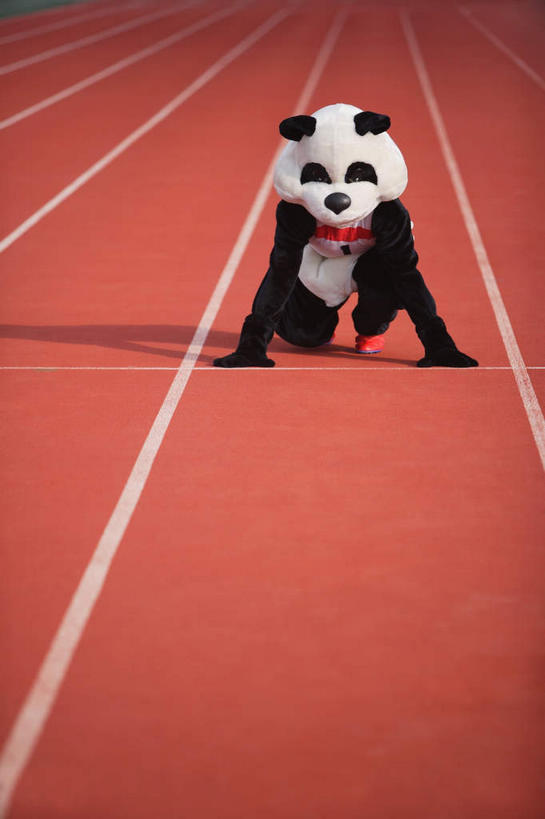 东方人,一个人,体育馆,运动场,蹲,笑,微笑,露齿笑,竖图,室外,白天,正面,运动服,锻炼,运动,野生动物,熊猫,亚洲,仅一个男性,仅一个人,准备,阴影,服装,光线,标志,数字,文字,线,影子,字符,跑道,注视,黄种人,标识,体育场,仅一个年轻男性,衣服,红色,白色,阳光,动物,扶,观察,看,可爱,模仿,阿拉伯数字,服饰,活泼,田径场,观看,察看,模拟,扶着,衣着,穿着,关注,标线,预备,大熊猫,演出服,运动馆,猫熊,衣饰,摹拟,体育,男人,男性,年轻男性,亚洲人,蹲着,彩图,全身,健身,运动装