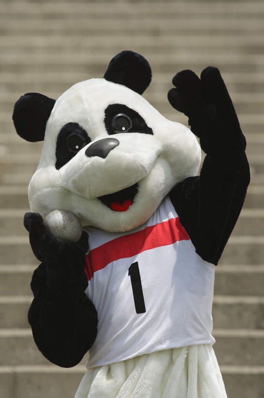 东方人,一个人,站,举,笑,微笑,露齿笑,竖图,室外,白天,正面,运动服,锻炼,运动,楼梯,野生动物,熊猫,亚洲,仅一个男性,仅一个人,服装,标志,数字,文字,字符,阶梯,注视,黄种人,标识,台阶,仅一个年轻男性,衣服,动物,观察,看,托,站着,可爱,模仿,阿拉伯数字,服饰,活泼,观看,察看,模拟,衣着,穿着,关注,大熊猫,演出服,猫熊,衣饰,摹拟,体育,男人,男性,年轻男性,亚洲人,举起,举手,举着,向上举,向上伸,向上托,站立,半身,彩图,健身,运动装