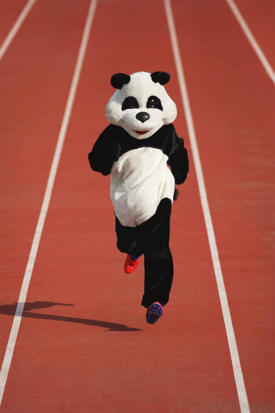 东方人,一个人,体育馆,运动场,跑,笑,微笑,露齿笑,竖图,俯视,室外,白天,运动服,运动鞋,锻炼,运动,野生动物,熊猫,鞋子,亚洲,仅一个男性,仅一个人,阴影,服装,光线,标志,数字,文字,线,影子,字符,跑道,地面,注视,黄种人,标识,体育场,仅一个年轻男性,衣服,红色,白色,阳光,动物,观察,看,可爱,模仿,空中,阿拉伯数字,服饰,活泼,田径场,观看,察看,模拟,衣着,穿着,关注,标线,大熊猫,演出服,运动馆,猫熊,衣饰,摹拟,体育,男人,男性,年轻男性,亚洲人,跑步,彩图,高角度拍摄,全身,健身,运动装