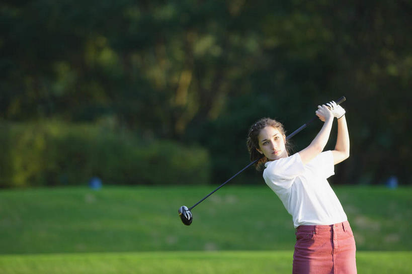 西方人,一个人,站,举,横图,室外,白天,正面,草地,草坪,树林,植物,欧洲,欧洲人,仅一个年轻女性,仅一个女性,仅一个人,挥杆,阴影,服装,光线,高尔夫,高尔夫球,影子,球场,挥,扭头,注视,休闲装,高尔夫球场,草,树,树木,衣服,绿色,阳光,自然,观察,看,托,站着,转头,休闲,休闲服,服饰,生长,成长,观看,察看,高尔夫球杆,关注,绿茵场,高尔夫运动,高尔夫球具,年轻女性,女人,女性,白种人,举起,举手,举着,向上举,向上伸,向上托,站立,半身,彩图