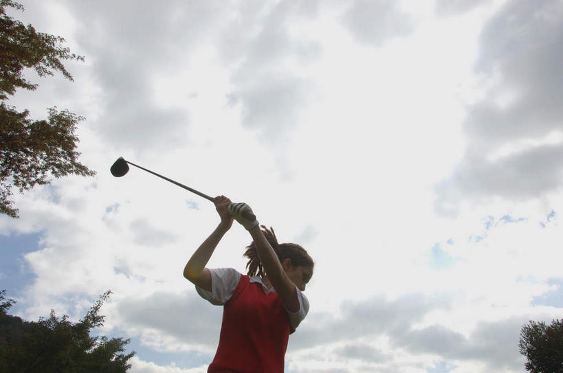 西方人,一个人,站,举,横图,室外,白天,仰视,草地,草坪,树林,植物,欧洲,欧洲人,仅一个年轻女性,仅一个女性,仅一个人,挥杆,阴影,服装,光线,高尔夫,高尔夫球,影子,云,云朵,球场,挥,云彩,扭头,注视,休闲装,高尔夫球场,草,树,树木,衣服,蓝色,绿色,白云,蓝天,天空,阳光,自然,天,观察,看,托,站着,转头,休闲,休闲服,服饰,生长,晴朗,成长,观看,察看,高尔夫球杆,关注,绿茵场,高尔夫运动,高尔夫球具,年轻女性,女人,女性,白种人,晴空,举起,举手,举着,向上举,向上伸,向上托,站立,半身,彩图,低角度拍摄