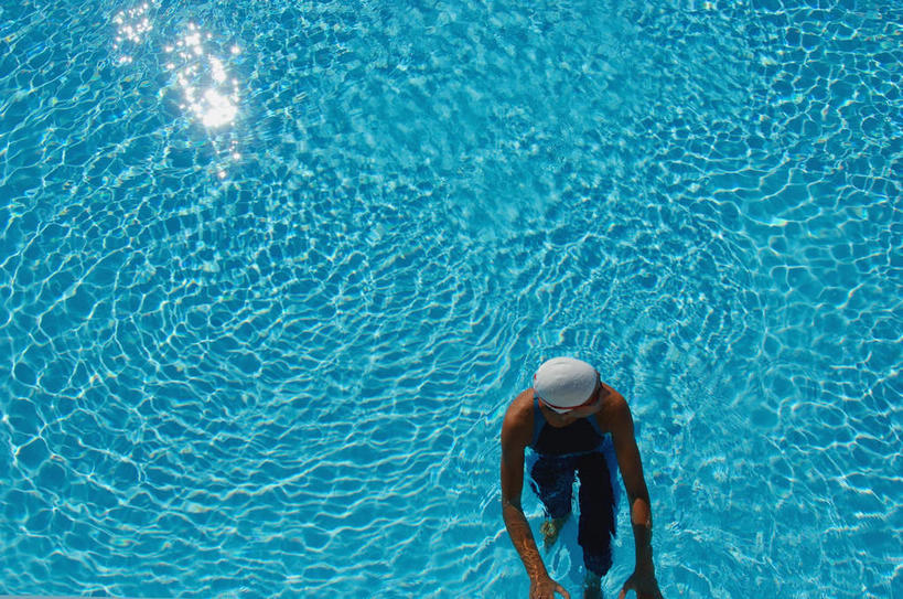 西方人,一个人,运动员,体育馆,游泳池,运动场,横图,俯视,室内,白天,锻炼,快乐,比赛,运动,竞争,水,帽子,欧洲,欧洲人,仅一个年轻女性,仅一个女性,仅一个人,泳帽,眼镜,泳镜,水池,水面,娱乐,体育场,泳池,蓝色,游泳眼镜,休闲,姿势,游泳馆,姿态,体育运动,游泳帽,运动馆,姿式,体育,年轻女性,女人,女性,白种人,体育运动员,运动选手,半身,彩图,高角度拍摄,健身