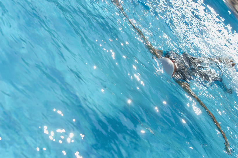 仰泳,游泳,西方人,一个人,运动员,体育馆,游泳池,运动场,横图,俯视,室内,白天,锻炼,快乐,比赛,运动,竞争,水,帽子,欧洲,欧洲人,仅一个年轻女性,仅一个女性,仅一个人,泳帽,眼镜,泳镜,水池,水面,娱乐,体育场,泳池,蓝色,游泳眼镜,休闲,游泳馆,体育运动,游泳帽,运动馆,泅水,体育,年轻女性,女人,女性,白种人,体育运动员,运动选手,半身,彩图,高角度拍摄,健身