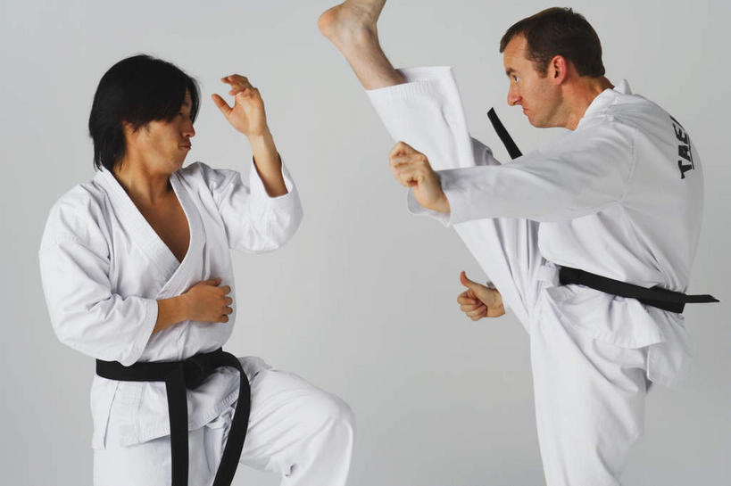 东方人,西方人,腿部,腿,两个人,运动员,站,举,横图,室内,白天,白色背景,侧面,运动服,锻炼,快乐,比赛,运动,竞争,欧洲,欧洲人,亚洲,抬,踢,服装,黄种人,娱乐,腰带,相视,衣服,白色,黑色,托,站着,休闲,面对面,摄影,服饰,影棚,对视,体育运动,衣着,穿着,黑带,空手道,相对,抬着,配饰,相看,对手,裤带,抵抗,反抗,衣饰,敌手,体育,男人,男性,年轻男性,白种人,亚洲人,体育运动员,运动选手,举起,举手,举着,向上举,向上伸,向上托,站立,半身,彩图,影棚拍摄,健身,拍摄,抵挡,抵御,运动装,抵当