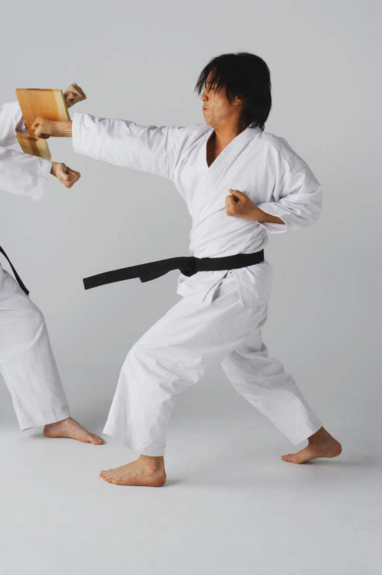 东方人,西方人,两个人,运动员,站,竖图,室内,白天,白色背景,侧面,运动服,锻炼,快乐,比赛,运动,竞争,欧洲,欧洲人,亚洲,服装,黄种人,娱乐,腰带,衣服,白色,黑色,握拳,站着,休闲,摄影,服饰,影棚,打击,攻击,体育运动,衣着,穿着,黑带,袭击,空手道,配饰,对手,裤带,衣饰,敌手,进犯,进击,体育,男人,男性,年轻男性,白种人,亚洲人,体育运动员,运动选手,站立,半身,彩图,影棚拍摄,健身,拍摄,运动装