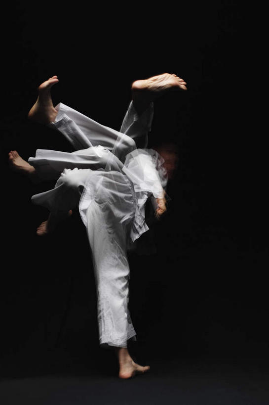 东方人,腿部,腿,一个人,运动员,站,竖图,室内,白天,正面,运动服,锻炼,快乐,比赛,运动,竞争,亚洲,双手,仅一个男性,仅一个人,抬,踢,黑色背景,服装,朦胧,模糊,过程,黄种人,娱乐,腰带,仅一个年轻男性,衣服,白色,黑色,握拳,站着,休闲,摄影,服饰,影棚,体育运动,衣着,穿着,黑带,空手道,进程,配饰,裤带,抵抗,反抗,衣饰,历程,体育,男人,男性,年轻男性,亚洲人,体育运动员,运动选手,站立,半身,彩图,影棚拍摄,健身,拍摄,抵挡,抵御,运动装,抵当