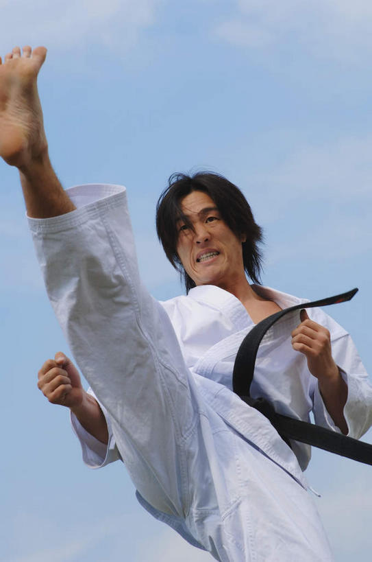 东方人,腿部,腿,两个人,运动员,站,竖图,室外,白天,白色背景,仰视,运动服,锻炼,快乐,比赛,运动,竞争,亚洲,抬,踢,服装,云,云朵,云彩,黄种人,娱乐,腰带,衣服,蓝色,白色,黑色,白云,蓝天,天空,天,握拳,站着,休闲,摄影,服饰,影棚,晴朗,打击,攻击,体育运动,衣着,穿着,黑带,袭击,空手道,配饰,对手,裤带,衣饰,敌手,进犯,进击,体育,男人,男性,年轻男性,亚洲人,晴空,体育运动员,运动选手,站立,半身,彩图,低角度拍摄,影棚拍摄,健身,拍摄,运动装