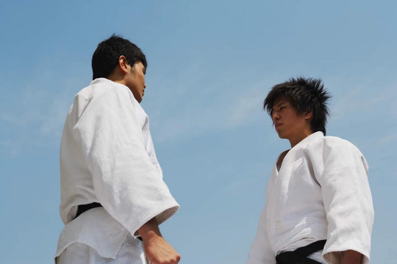 东方人,两个人,运动员,体育馆,运动场,站,横图,室外,白天,仰视,柔道,亚洲,阴影,光线,影子,云,云朵,云彩,黄种人,体育场,相视,蓝色,白云,蓝天,天空,阳光,天,站着,面对面,晴朗,对视,相对,相看,对手,运动馆,敌手,男人,男性,年轻男性,亚洲人,晴空,体育运动员,运动选手,站立,半身,彩图,低角度拍摄