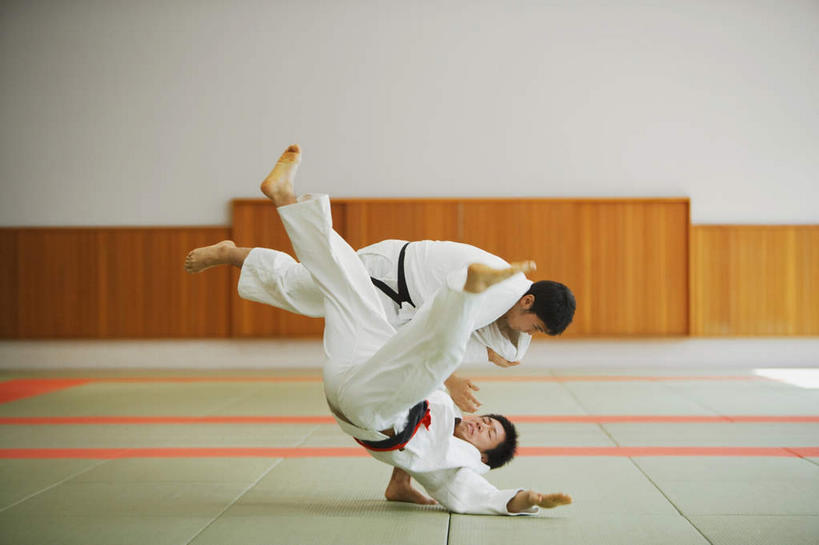 东方人,腿部,腿,两个人,运动员,体育馆,运动场,站,抱,横图,俯视,室内,白天,柔道,亚洲,许多,连接,抬,组合,服装,黄种人,体育场,衣服,红色,绿色,垫子,站着,服饰,抱着,链接,摔倒,搂着,衣着,穿着,拼接,拼凑,拼合,凑集,聚合,撮合,链结,对手,运动馆,衣饰,敌手,男人,男性,年轻男性,亚洲人,体育运动员,运动选手,怀抱,搂,搂抱,相抱,拥抱,站立,彩图,高角度拍摄,全身