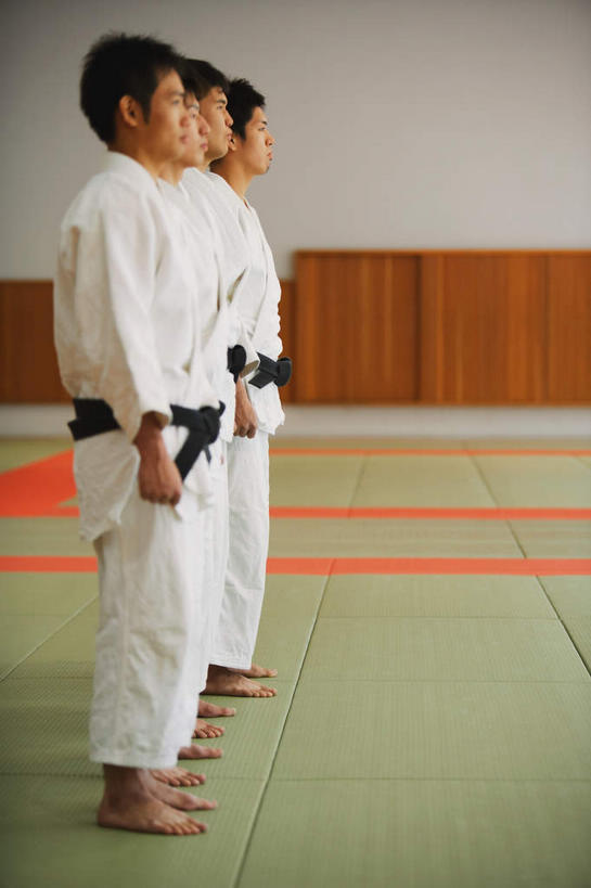 东方人,四个人,伙伴,运动员,体育馆,运动场,站,竖图,室内,白天,侧面,柔道,亚洲,阴影,服装,朦胧,模糊,光线,影子,黄种人,体育场,衣服,白色,阳光,站着,服饰,衣着,穿着,同伴,队友,柔道服,运动馆,衣饰,搭档,火伴,男人,男性,年轻男性,年轻女性,女人,女性,亚洲人,体育运动员,运动选手,站立,彩图,全身