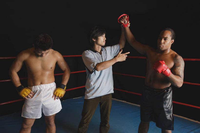 东方人,西方人,三个人,拳击手,栏杆,举,横图,室内,白天,正面,锻炼,安全,比赛,运动,拳击,欧洲,非洲,黑人,欧洲人,亚洲,裁判,握,指,围栏,防护,黄种人,方向,护栏,裸露,红色,手套,手势,托,握着,保护,指向,食指,裸,保险,拳击场,两副,对手,保全,周全,安稳,安定,防护手套,敌手,平安,体育,男人,男性,年轻男性,非洲人,亚洲人,拳击家,拳击运动员,举起,举手,举着,向上举,向上伸,向上托,半身,彩图,健身