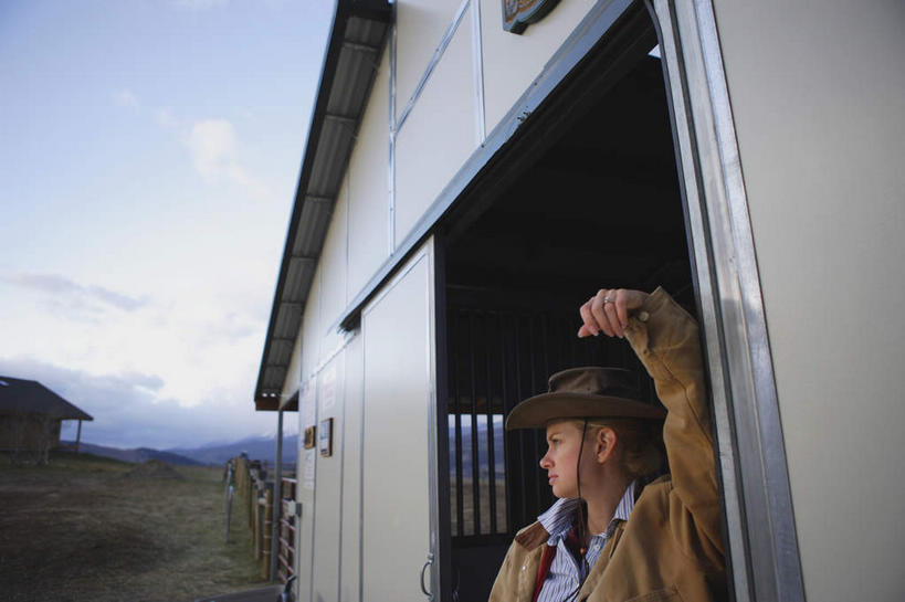 西方人,一个人,牛仔,站,横图,室外,白天,仰视,帽子,欧洲,欧洲人,仅一个年轻女性,仅一个女性,仅一个人,阴影,光线,影子,屋子,云,云朵,云彩,扭头,注视,蓝色,灰色,白云,蓝天,天空,阳光,天,观察,看,靠,靠着,站着,转头,金色,牛仔帽,晴朗,观看,马棚,察看,关注,一顶,年轻女性,女人,女性,白种人,长发,卷发,晴空,站立,半身,彩图,低角度拍摄,房子