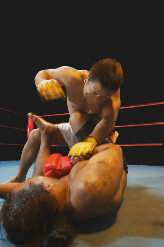 东方人,西方人,两个人,拳击手,站,躺,竖图,室内,白天,正面,锻炼,安全,比赛,运动,拳击,欧洲,非洲,黑人,欧洲人,亚洲,黑色背景,朦胧,模糊,防护,黄种人,裸露,手套,按,站着,保护,打击,攻击,袭击,裸,按着,保险,对手,保全,周全,安稳,安定,防护手套,敌手,进犯,进击,平安,体育,男人,男性,年轻男性,非洲人,亚洲人,拳击家,拳击运动员,躺着,站立,半身,彩图,健身