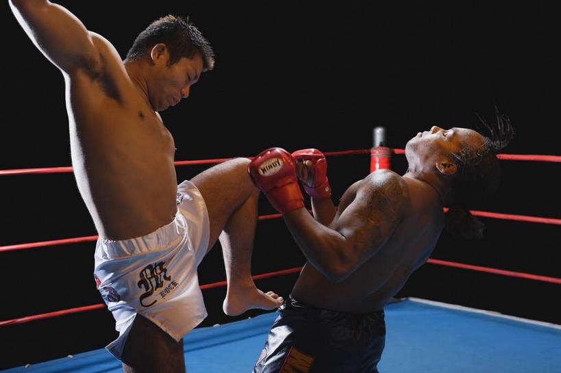 东方人,西方人,腿部,腿,两个人,拳击手,举,横图,室内,白天,侧面,锻炼,安全,比赛,运动,拳击,欧洲,非洲,黑人,欧洲人,亚洲,抬,踢,黑色背景,防护,黄种人,裸露,一个,手套,托,单个,保护,后仰,打击,攻击,袭击,裸,保险,对手,保全,周全,安稳,安定,防护手套,击中,敌手,进犯,进击,平安,体育,男人,男性,年轻男性,非洲人,亚洲人,拳击家,拳击运动员,举起,举手,举着,抬头,向上举,向上伸,向上托,仰头,半身,彩图,健身