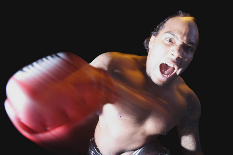 西方人,一个人,拳击手,站,横图,室内,白天,正面,锻炼,安全,比赛,运动,拳击,欧洲,非洲,黑人,欧洲人,仅一个男性,仅一个人,黑色背景,朦胧,模糊,防护,裸露,仅一个年轻男性,手套,站着,张嘴,保护,打击,攻击,吼叫,袭击,裸,保险,张大嘴巴,挥拳,保全,周全,安稳,安定,防护手套,呼啸,进犯,进击,平安,体育,男人,男性,年轻男性,非洲人,拳击家,拳击运动员,张开嘴,站立,半身,彩图,健身