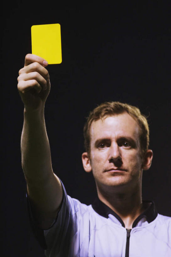 西方人,脸,头,脸颊,一个人,足球场,举,竖图,室外,特写,夜晚,仰视,欧洲,欧洲人,仅一个男性,仅一个人,一张,裁判,握,阴影,光线,牌子,影子,灯光,肩膀,仅一个年轻男性,一个,黄色,托,握着,单个,惩罚,绿茵场,惩办,惩处,惩治,赏罚,责罚,男人,男性,年轻男性,白种人,头部,脸部,脸蛋,面部,举起,举手,举着,向上举,向上伸,向上托,半身,彩图,低角度拍摄,足球比赛场地