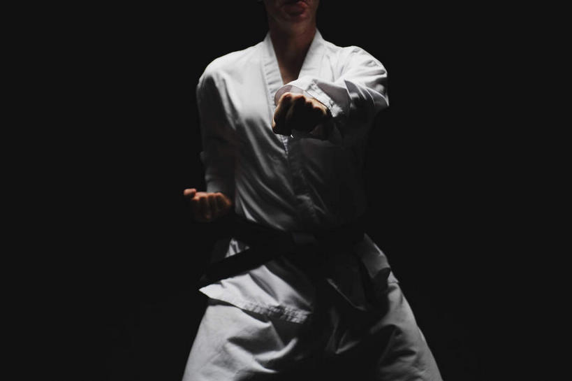 西方人,一个人,蹲,横图,室内,白天,正面,运动服,锻炼,运动,跆拳道,欧洲,欧洲人,仅一个男性,仅一个人,黑色背景,服装,半蹲,仅一个年轻男性,衣服,马步,摄影,服饰,影棚,出拳,体育,男人,男性,年轻男性,白种人,蹲着,半身,彩图,影棚拍摄,健身,拍摄,运动装