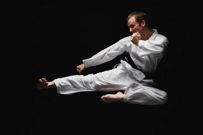 西方人,一个人,跳,横图,室内,白天,正面,运动服,锻炼,运动,跆拳道,欧洲,欧洲人,仅一个男性,仅一个人,黑色背景,服装,半空,扭头,注视,仅一个年轻男性,衣服,观察,看,转头,踢腿,摄影,服饰,影棚,观看,察看,关注,挥拳,体育,男人,男性,年轻男性,白种人,跳跃,彩图,全身,影棚拍摄,健身,拍摄,运动装