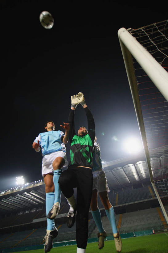 西方人,三个人,运动员,足球场,跳,竖图,室外,夜晚,仰视,运动服,锻炼,快乐,安全,比赛,运动,竞争,足球,草地,草坪,植物,欧洲,欧洲人,服装,球网,防护,足球装备,半空,注视,娱乐,运动器械,观众席,草,衣服,绿色,手套,看,靠,靠着,休闲,健身器械,服饰,保护,体育运动,关注,保险,健身器材,绿茵场,保全,周全,安稳,安定,蹴鞠,防护手套,足球网,平安,体育,足球运动,男人,男性,年轻男性,白种人,体育运动员,运动选手,抬头,跳跃,仰头,半身,彩图,低角度拍摄,健身,足球比赛场地,运动器材,运动装