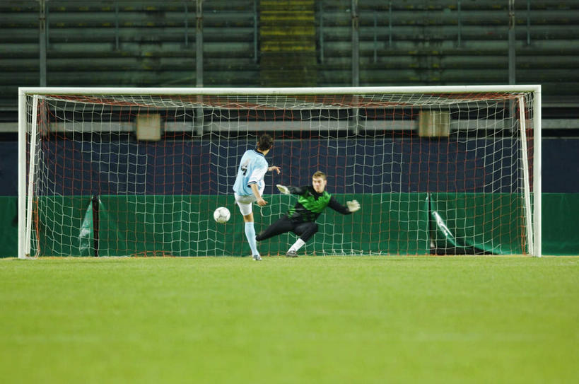 西方人,背部,两个人,运动员,足球场,横图,室外,白天,正面,运动服,锻炼,快乐,比赛,运动,竞争,足球,草地,草坪,植物,欧洲,欧洲人,飞翔,射门,阴影,服装,飞行,光线,影子,球网,足球装备,翱翔,娱乐,运动器械,观众席,飞,扑,草,衣服,绿色,阳光,休闲,健身器械,服饰,体育运动,健身器材,绿茵场,蹴鞠,足球网,体育,足球运动,男人,男性,年轻男性,白种人,体育运动员,运动选手,彩图,全身,健身,足球比赛场地,运动器材,运动装