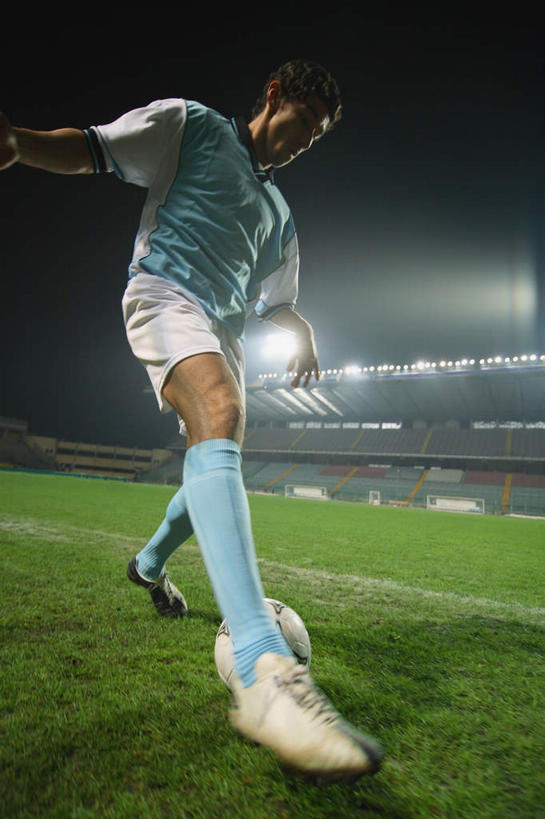 西方人,一个人,运动员,足球场,体育馆,运动场,跑,竖图,室外,夜晚,仰视,运动服,锻炼,快乐,比赛,运动,竞争,足球,草地,草坪,植物,照明,欧洲,欧洲人,仅一个男性,仅一个人,服装,朦胧,模糊,灯光,足球装备,注视,娱乐,运动器械,观众席,体育场,顶灯,灯,草,仅一个年轻男性,衣服,绿色,灯具,低头,观察,看,休闲,健身器械,服饰,观看,照亮,察看,体育运动,照明设备,关注,带球,健身器材,绿茵场,运动馆,蹴鞠,体育,足球运动,男人,男性,年轻男性,白种人,体育运动员,运动选手,跑步,彩图,低角度拍摄,全身,健身,足球比赛场地,运动器材,运动装