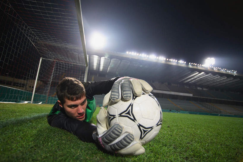 西方人,一个人,运动员,足球场,体育馆,运动场,横图,室外,夜晚,正面,运动服,锻炼,快乐,安全,比赛,运动,竞争,足球,草地,草坪,植物,照明,欧洲,欧洲人,仅一个男性,仅一个人,扑球,握,服装,球网,灯光,防护,足球装备,拿,拿着,注视,娱乐,运动器械,观众席,体育场,顶灯,灯,草,仅一个年轻男性,两个,衣服,绿色,手套,灯具,观察,看,休闲,健身器械,握着,服饰,观看,保护,照亮,察看,体育运动,照明设备,关注,保险,健身器材,绿茵场,保全,周全,安稳,安定,运动馆,蹴鞠,防护手套,足球网,平安,体育,足球运动,男人,男性,年轻男性,白种人,体育运动员,运动选手,彩图,全身,健身,足球比赛场地,运动器材,运动装