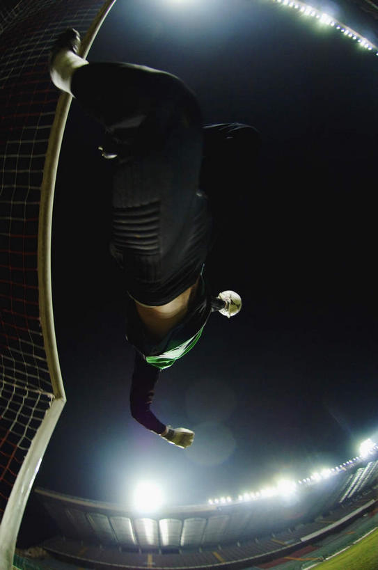 西方人,一个人,运动员,足球场,跳,竖图,室外,夜晚,仰视,运动服,锻炼,快乐,安全,比赛,运动,竞争,足球,草地,草坪,植物,照明,欧洲,欧洲人,仅一个男性,仅一个人,扑球,服装,球网,灯光,防护,足球装备,半空,娱乐,运动器械,观众席,顶灯,灯,草,仅一个年轻男性,衣服,绿色,手套,灯具,休闲,健身器械,服饰,保护,照亮,体育运动,照明设备,保险,健身器材,绿茵场,保全,周全,安稳,安定,蹴鞠,防护手套,足球网,平安,体育,足球运动,男人,男性,年轻男性,白种人,体育运动员,运动选手,跳跃,半身,彩图,低角度拍摄,健身,足球比赛场地,运动器材,运动装