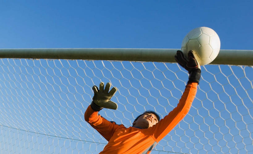 西方人,儿童,一个人,运动员,跳,举,横图,室外,白天,仰视,运动服,锻炼,快乐,安全,比赛,运动,竞争,足球,欧洲,欧洲人,仅一个男性,仅一个人,扑球,握,服装,球网,防护,足球装备,半空,拿,拿着,娱乐,运动器械,小孩,衣服,蓝色,蓝天,天空,手套,天,托,仅一个小孩,休闲,健身器械,握着,服饰,晴朗,保护,体育运动,保险,健身器材,万里无云,保全,周全,安稳,安定,蹴鞠,防护手套,足球网,平安,体育,足球运动,男孩,男人,男性,白种人,孩子,晴空,晴空万里,体育运动员,运动选手,举起,举手,举着,跳跃,向上举,向上伸,向上托,半身,彩图,低角度拍摄,健身,运动器材,男生,运动装