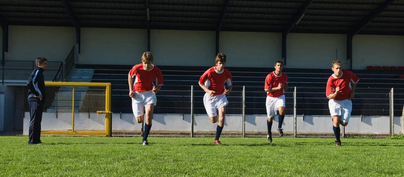 西方人,同事,足球场,体育馆,栏杆,运动场,站,跑,横图,室外,白天,正面,锻炼,成功,运动,合作,团队,集体,信心,草地,草坪,植物,楼梯,欧洲,欧洲人,五个人,阴影,光线,扶手,影子,栅栏,阶梯,篱笆,围栏,许多人,训练,注视,观众席,体育场,手叉腰,队伍,护栏,台阶,草,绿色,阳光,叉腰,观察,看,站着,一群人,教练,观看,察看,领导,双手叉腰,练习,成就,关注,绿茵场,合伙,领袖,运动馆,锻练,体育,男人,男性,年轻男性,白种人,跑步,站立,彩图,全身,健身,足球比赛场地