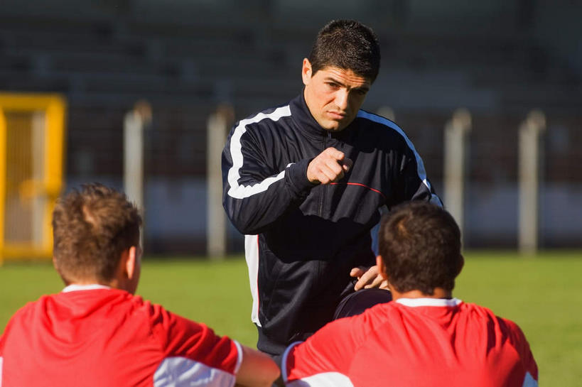 西方人,背部,三个人,同事,运动员,足球场,站,坐,横图,室外,白天,正面,T恤衫,运动服,成功,合作,团队,集体,信心,足球,草地,草坪,植物,欧洲,欧洲人,指,阴影,短裤,服装,裤子,朦胧,模糊,光线,影子,足球装备,T恤,扭头,注视,休闲装,方向,运动器械,队伍,草,衣服,红色,蓝色,绿色,蓝天,天空,阳光,天,观察,看,手势,站着,转头,教练,休闲,休闲服,健身器械,服饰,晴朗,观看,察看,领导,指向,食指,成就,关注,健身器材,绿茵场,合伙,领袖,万里无云,蹴鞠,锻练,足球运动,男人,男性,年轻男性,白种人,晴空,晴空万里,体育运动员,运动选手,站立,坐着,半身,彩图,足球比赛场地,运动器材