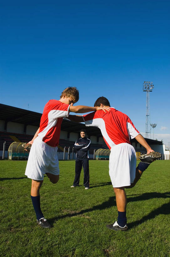 西方人,三个人,同事,运动员,足球场,站,竖图,室外,白天,正面,T恤衫,运动服,运动鞋,成功,合作,团队,集体,信心,草地,草坪,植物,鞋子,欧洲,欧洲人,阴影,短裤,服装,裤子,光线,影子,T恤,休闲装,观众席,队伍,草,衣服,红色,蓝色,绿色,蓝天,天空,阳光,天,低头,站着,教练,休闲,休闲服,搭,提,服饰,晴朗,单腿,提着,领导,成就,搭着,绿茵场,合伙,领袖,万里无云,垂头,锻练,男人,男性,年轻男性,白种人,晴空,晴空万里,体育运动员,运动选手,站立,彩图,全身,足球比赛场地