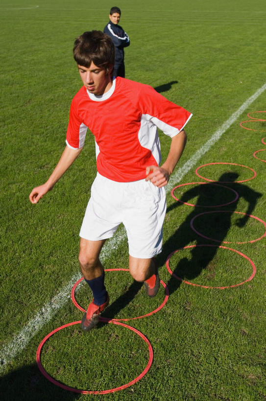 西方人,两个人,运动员,足球场,站,跑,双手交叉,竖图,俯视,室外,白天,T恤衫,运动服,运动鞋,锻炼,运动,足球,草地,草坪,植物,鞋子,欧洲,欧洲人,阴影,短裤,服装,裤子,光线,影子,圆圈,足球装备,T恤,注视,休闲装,运动器械,草,衣服,红色,绿色,阳光,观察,看,站着,教练,休闲,休闲服,健身器械,服饰,观看,察看,双手抱胸,关注,健身器材,绿茵场,蹴鞠,锻练,体育,足球运动,男人,男性,年轻男性,白种人,体育运动员,运动选手,跑步,站立,彩图,高角度拍摄,全身,健身,足球比赛场地,运动器材