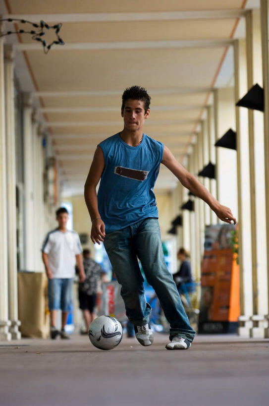 西方人,伙伴,朋友,跑,竖图,室内,白天,正面,T恤衫,运动服,运动鞋,锻炼,友谊,运动,足球,鞋子,欧洲,欧洲人,踢,阴影,裤子,朦胧,模糊,光线,影子,柱子,屋顶,走道,走廊,过道,足球装备,许多人,T恤,顶棚,注视,牛仔裤,运动器械,阳光,观察,看,一群人,踢球,健身器械,观看,察看,关注,健身器材,蹴鞠,体育,友情,足球运动,男人,男性,年轻男性,白种人,跑步,彩图,全身,健身,运动器材