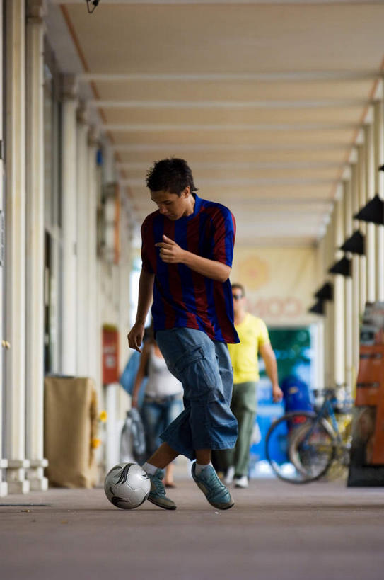 西方人,三个人,伙伴,朋友,跑,竖图,室内,白天,正面,T恤衫,运动服,运动鞋,锻炼,友谊,运动,足球,鞋子,欧洲,欧洲人,踢,阴影,裤子,朦胧,模糊,光线,影子,柱子,屋顶,走道,走廊,过道,足球装备,T恤,顶棚,扭头,注视,牛仔裤,运动器械,阳光,观察,看,转头,踢球,健身器械,观看,察看,关注,健身器材,蹴鞠,体育,友情,足球运动,男人,男性,年轻男性,白种人,跑步,彩图,全身,健身,运动器材