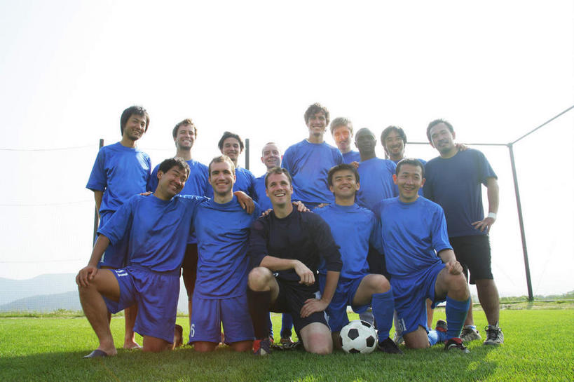 西方人,同事,足球场,站,蹲,笑,微笑,露齿笑,横图,室外,白天,仰视,T恤衫,运动服,运动鞋,成功,合作,团队,集体,信心,足球,草地,草坪,植物,鞋子,欧洲,欧洲人,阴影,短裤,裤子,朦胧,模糊,光线,影子,足球装备,许多人,T恤,注视,运动器械,手叉腰,队伍,草,绿色,阳光,叉腰,观察,看,站着,一群人,教练,健身器械,搭,观看,察看,领导,成就,搭着,关注,健身器材,绿茵场,合伙,领袖,蹴鞠,锻练,足球运动,男人,男性,年轻男性,白种人,蹲着,站立,彩图,低角度拍摄,全身,足球比赛场地,运动器材