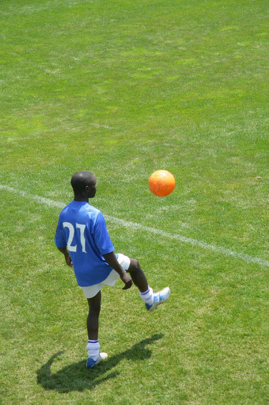 西方人,一个人,足球场,站,竖图,俯视,室外,白天,T恤衫,运动服,运动鞋,足球,草地,草坪,植物,鞋子,欧洲,非洲,黑人,欧洲人,仅一个男性,仅一个人,踢,阴影,短裤,裤子,光线,标志,数字,文字,影子,字符,足球装备,T恤,注视,标识,运动器械,草,仅一个年轻男性,绿色,阳光,观察,看,站着,踢球,健身器械,阿拉伯数字,观看,察看,关注,健身器材,绿茵场,蹴鞠,足球运动,男人,男性,年轻男性,非洲人,站立,彩图,高角度拍摄,全身,足球比赛场地,运动器材