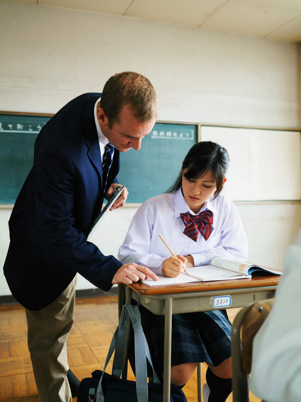 东方人,西方人,两个人,教师,学校,站,坐,竖图,室内,白天,正面,制服,桌子,书籍,欧洲,欧洲人,亚洲,弯腰,服装,注视,指点,黄种人,书桌,校园,黑色,课桌,黑板,低头,观察,看,站着,教室,校服,观看,教导,察看,关注,辅导,学生服,弯身,男人,男性,年轻女性,女人,女性,中年男性,白种人,亚洲人,长发,讲师,教授,老师,书,图书,站立,坐着,半身,彩图,短发