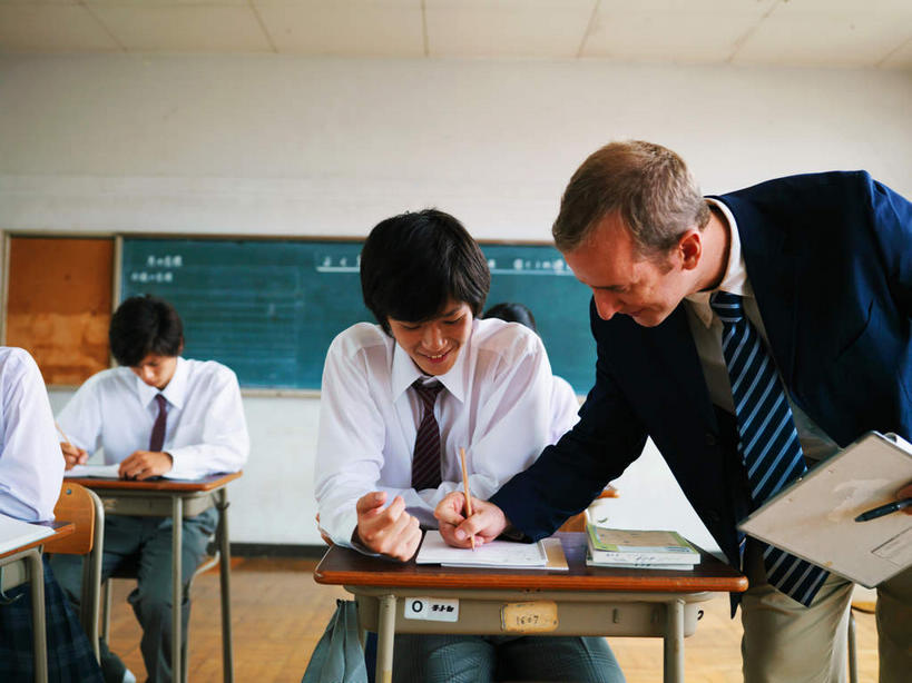 东方人,西方人,教师,学校,站,坐,横图,室内,白天,正面,制服,桌子,书籍,欧洲,欧洲人,亚洲,服装,朦胧,模糊,许多人,注视,指点,黄种人,书桌,校园,黑色,课桌,黑板,低头,观察,看,站着,一群人,教室,校服,教学,观看,教导,察看,关注,辅导,学生服,耐磨,教学黑板,男人,男性,年轻男性,白种人,亚洲人,讲师,教授,老师,书,图书,站立,坐着,半身,彩图,短发