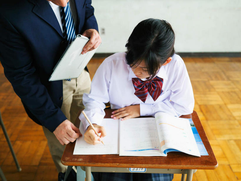 东方人,西方人,两个人,教师,学校,站,坐,横图,俯视,室内,白天,制服,桌子,书籍,欧洲,欧洲人,亚洲,弯腰,服装,注视,指点,黄种人,书桌,校园,黑色,课桌,黑板,低头,观察,看,站着,教室,校服,观看,教导,察看,关注,辅导,学生服,弯身,男人,男性,年轻女性,女人,女性,中年男性,白种人,亚洲人,长发,讲师,教授,老师,书,图书,站立,坐着,半身,彩图,高角度拍摄,短发