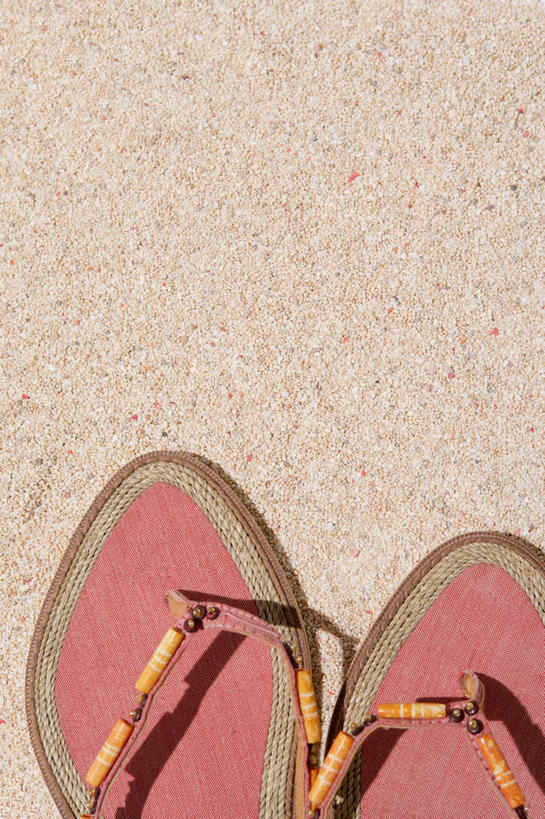 无人,竖图,俯视,室外,特写,白天,凉鞋,鞋子,一双,阴影,光线,影子,红色,阳光,彩图,高角度拍摄,夹趾拖鞋,人字拖,人字拖鞋