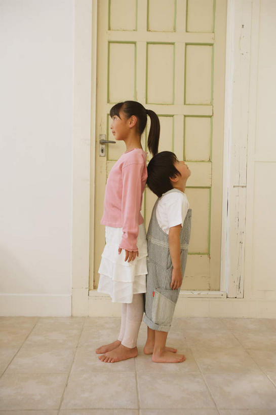 东方人,儿童,两个人,家庭,站,竖图,室内,白天,侧面,纯洁,安全,地板,门,亚洲,木制,墙,地面,依靠,兄妹,黄种人,木地板,墙壁,墙面,小孩,白色,木制品,门框,倚靠,站着,背靠背,温暖,温馨,一家人,可爱,童年,童趣,背对背,和睦,童真,烂漫,无邪,天真,信任,男孩,男人,男性,女孩,女人,女性,亚洲人,抬头,仰头,站立,彩图,全身,融洽,男生,女生