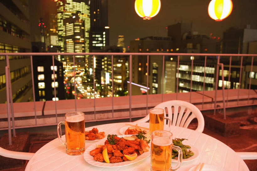 海鲜,啤酒,无人,高楼大厦,栏杆,横图,室外,夜晚,正面,烹饪,中餐,植物,餐桌,桌子,大厦,建筑,摩天大楼,豆,大豆,蔬菜,杯子,金属制品,照明,一堆,一排,许多,吊挂,悬挂,阴影,堆叠,堆积,新鲜,整齐,光线,金属,布料,灯笼,影子,纸灯笼,围栏,灯光,豆类,豆子,毛豆,虾,料理,食品,酒类,三杯,挂,布纹,水产,菜肴,美食,护栏,海洋生物,玻璃制品,酒,桌布,食物,饮料,排列,三个,白色,餐巾,酒杯,啤酒杯,灯具,台布,打开,中式,佳肴,有机食品,绿色食品,餐台,堆,照亮,开启,照明设备,队列,水生动物,海产品,水生物,海底动物,豆科,枝豆,两盏,灯火辉煌,火树银花,灯烛辉煌,玻璃杯,黄豆,彩图,大楼,高层建筑,高楼,摩天楼