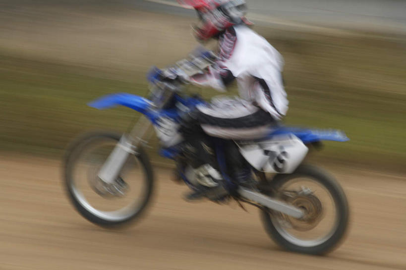 东方人,一个人,运动员,坐,横图,室外,白天,侧面,运动服,锻炼,快乐,比赛,运动,竞争,山,植物,道路,路,摩托车,帽子,亚洲,仅一个男性,仅一个人,阴影,朦胧,模糊,光线,头盔,影子,山峰,山坡,小路,交通,山峦,速度,注视,黄种人,娱乐,车,树,树木,仅一个年轻男性,绿色,阳光,自然,安全帽,交通工具,观察,驾驶,看,行驶,乡间小路,生长,成长,观看,操纵,飞速,快速,控制,察看,体育运动,关注,载具,防护服,赛车手,操控,快捷,把持,疾速,倏地,体育,男人,男性,年轻男性,亚洲人,体育运动员,运动选手,坐着,彩图,全身,健身